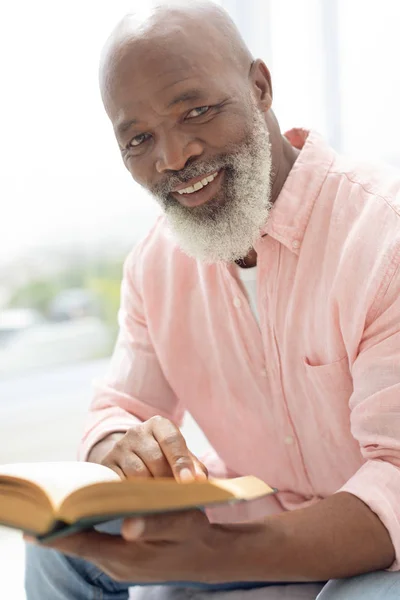 Zijaanzicht Van Afro Amerikaanse Man Het Lezen Van Een Boek — Stockfoto