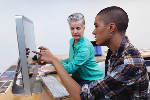 Zijaanzicht Van Diverse Grafische Ontwerpers Bespreken Computer Kantoor — Stockfoto