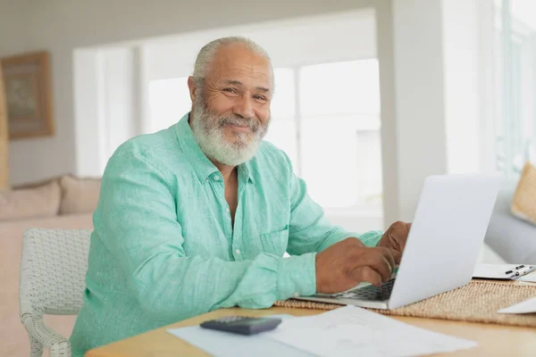 Vista Lateral Homem Sorridente Afro Americano Usando Laptop Mesa Interior — Fotografia de Stock