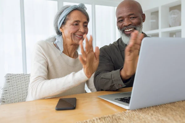 Vista Frontal Diversos Bate Papo Vídeo Casal Sênior Usando Laptop — Fotografia de Stock