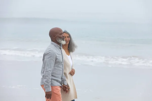 Sidovy Över Stilig Senior Afro Amerikansk Promenad Stranden Med Händerna — Stockfoto