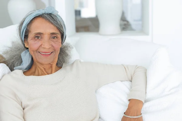 Vista Frontal Feliz Mujer Raza Mixta Senior Sonriendo Mientras Está — Foto de Stock