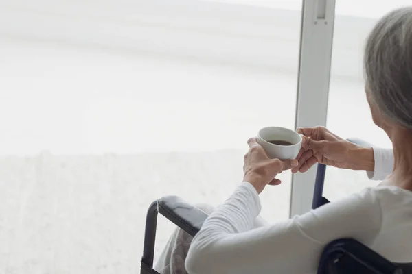 Vue Arrière Rapprochée Femme Fauteuil Roulant Buvant Café Intérieur Concept — Photo