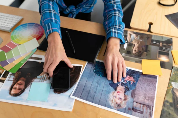 Primer Plano Del Diseñador Gráfico Femenino Que Sostiene Teléfono Móvil — Foto de Stock