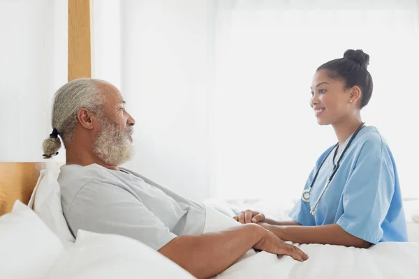 Visão Lateral Trabalhador Saúde Mestiço Conversando Com Homem Idoso Cama — Fotografia de Stock