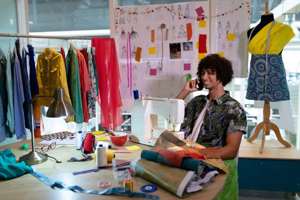 Sidovy Ung Blandras Manliga Modedesigner Talar Mobiltelefon När Använder Symaskin — Stockfoto