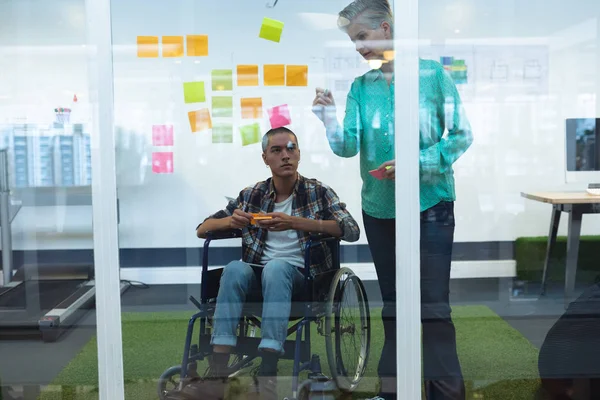 Frontansicht Diverser Führungskräfte Die Gemeinsam Über Klebrige Notizen Amt Diskutieren — Stockfoto