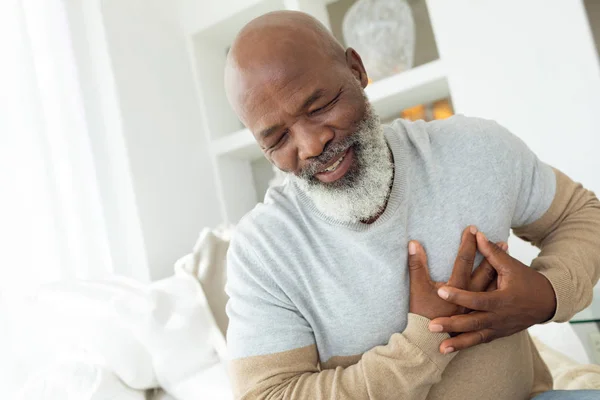 Vista Frontale Bell Uomo Afroamericano Anziano Sorridente Seduto Divano Bianco — Foto Stock