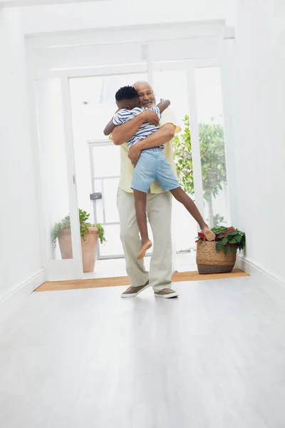 Vista Frontal Menino Afro Americano Abraçando Seu Avô Conceito Vida — Fotografia de Stock