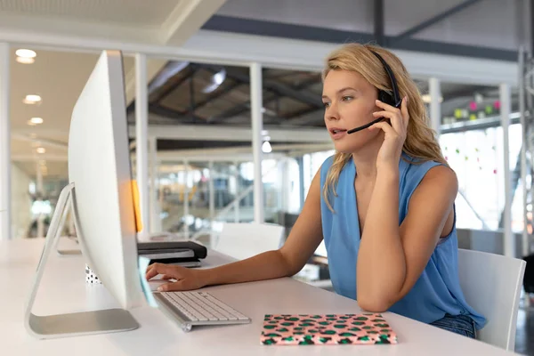 Vista Laterale Del Dirigente Del Servizio Clienti Femminile Caucasico Che — Foto Stock