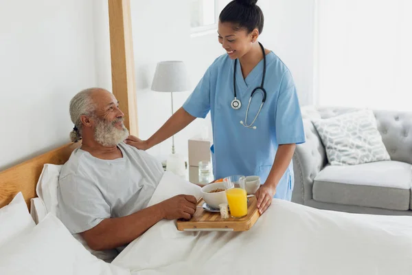 Sidovy Blandad Ras Vårdpersonal Talar Med Farsan Sängen Äkta Pensionärskoncept — Stockfoto