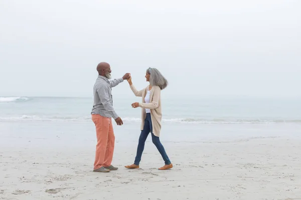 Vista Frontal Feliz Anciano Diverso Pareja Sonriendo Bailando Playa Auténtico —  Fotos de Stock