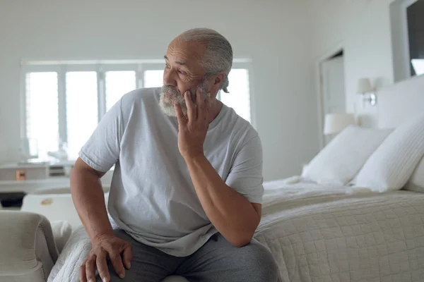 Vooraanzicht Van Senior Kaukasische Man Zittend Het Bed Witte Slaapkamer — Stockfoto