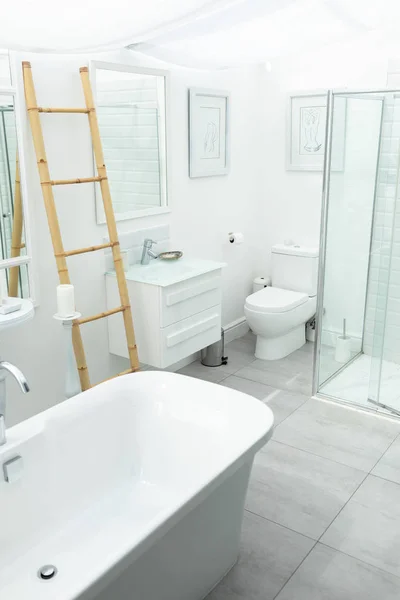 Beyaz Modern Banyo Yan Görünümü — Stok fotoğraf