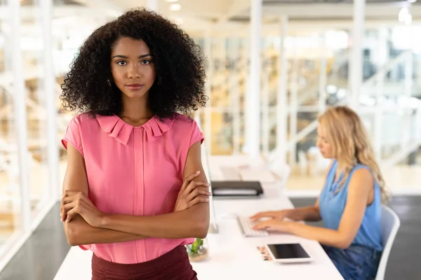 Porträt Einer Jungen Managerin Die Mit Verschränkten Armen Schreibtisch Büro — Stockfoto