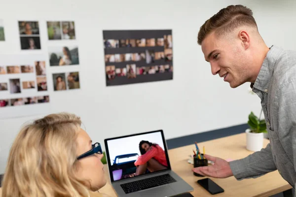 Vista Posteriore Grafici Caucasici Che Discutono Laptop Alla Scrivania Ufficio — Foto Stock