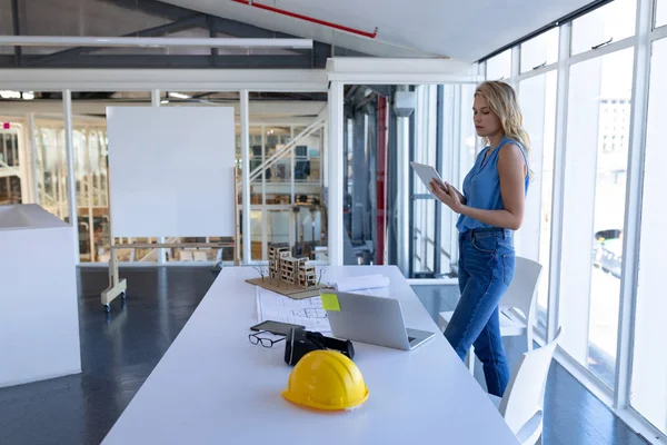 Seitenansicht Einer Kaukasischen Architektin Die Einem Modernen Büro Einem Digitalen — Stockfoto