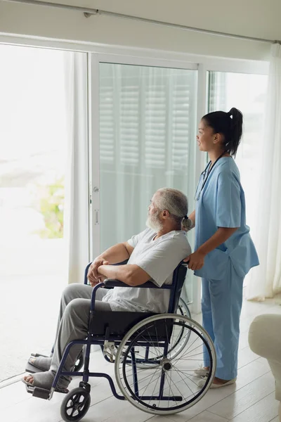 Visão Lateral Trabalhador Saúde Com Homem Cadeira Rodas Interior Conceito — Fotografia de Stock