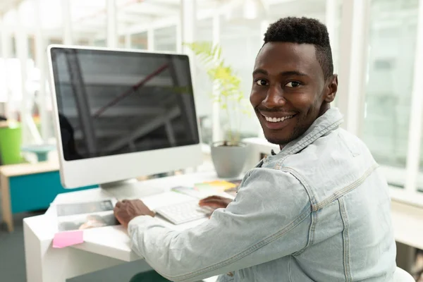 Portrét Afrického Amerického Mužského Grafika Pracujícího Počítači Stolu Kanceláři — Stock fotografie