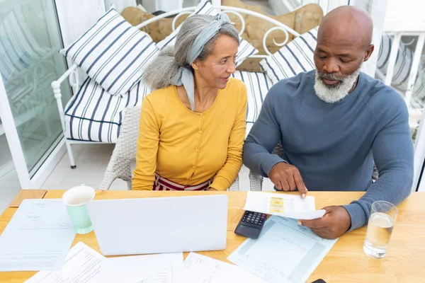 Vista Frontal Casal Afro Americano Calculando Finanças Conceito Vida Aposentado — Fotografia de Stock