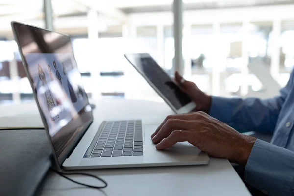 Mittelteil Des Geschäftsmannes Arbeitet Digitalen Tablet Und Laptop Schreibtisch Büro — Stockfoto