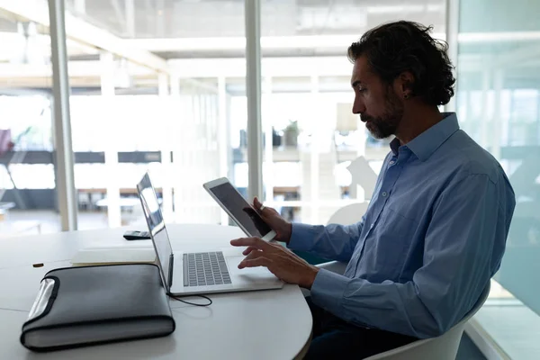 Side View Van Kaukasische Zakenman Die Werkt Digitale Tablet Laptop — Stockfoto