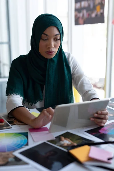 Portré Vegyes Fajú Női Grafikus Hidzsáb Segítségével Digitális Tabletta Íróasztal — Stock Fotó