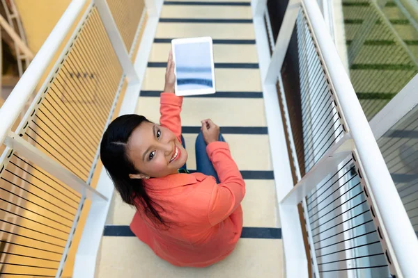 Overhead View Young Asian Businesswoman Holding Digital Tablet Stairs Office — Stock Photo, Image