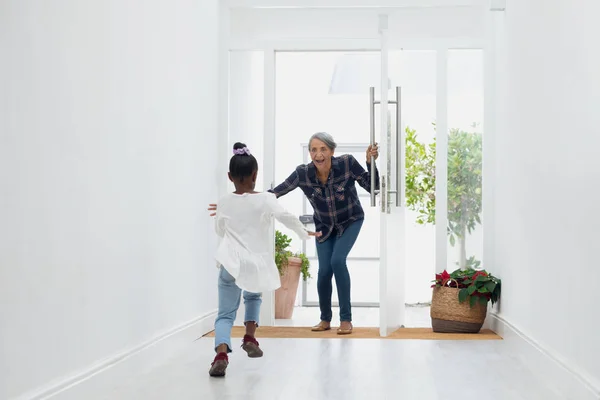 Framsidan Happy Farmor Kramar Hennes Barnbarn Äkta Senior Pensionerat Liv — Stockfoto