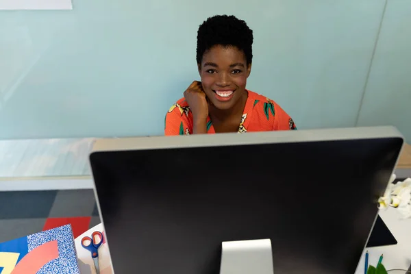 Retrato Jovem Bonita Afro Americana Designer Gráfico Feminino Trabalhando Computador — Fotografia de Stock