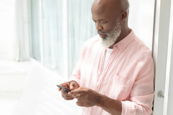 Side View African American Man Using Smartphone Authentic Senior Retired — Stock Photo, Image