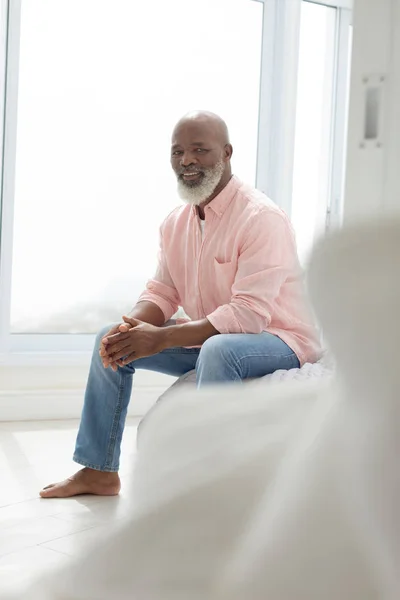Yatak Odasında Yatakta Oturan African American Man Yan Görünümü Otantik — Stok fotoğraf
