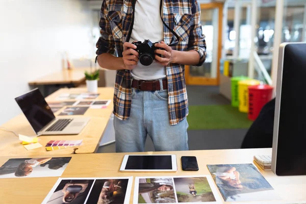 Seção Intermediária Designer Gráfico Masculino Segurando Uma Câmera Mesa Escritório — Fotografia de Stock