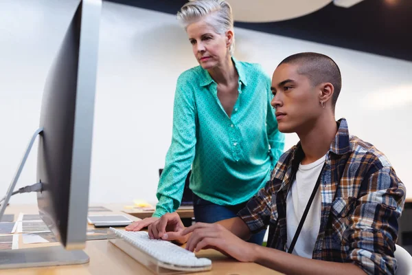 Zijaanzicht Van Diverse Mannelijke Vrouwelijke Grafisch Ontwerpers Die Samenwerken Computer — Stockfoto