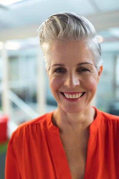 Retrato Diseñadoras Gráficas Caucásicas Sonriendo Oficina Esta Una Oficina Creativa —  Fotos de Stock