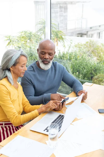 Side Bild Afroamerikaner Par Beräkna Finanser Äkta Senior Pensionerat Liv — Stockfoto