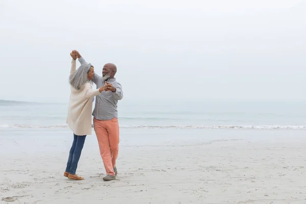 Framsidan Olika Lyckliga Senior Par Leende Och Dansa Stranden Molnigt — Stockfoto