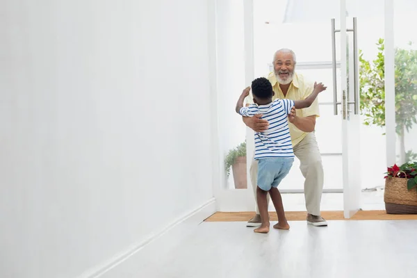 Vooraanzicht Van Gelukkige Grootvader Knuffelen Zijn Kleinzoon Authentiek Senior Gepensioneerd — Stockfoto