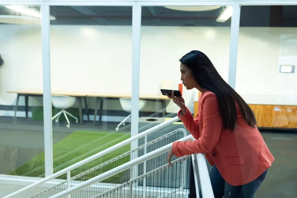 Side View Pretty Young Asian Businesswoman Talking Mobile Phone Corridor — Stock Photo, Image