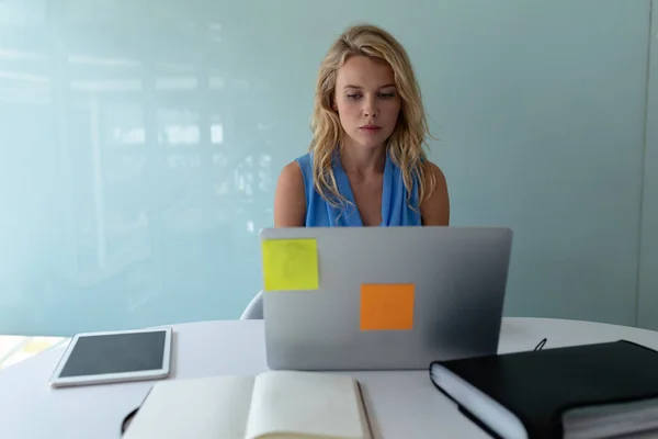 Front View Beautiful Caucasian Businesswoman Working Laptop Desk Office — ストック写真