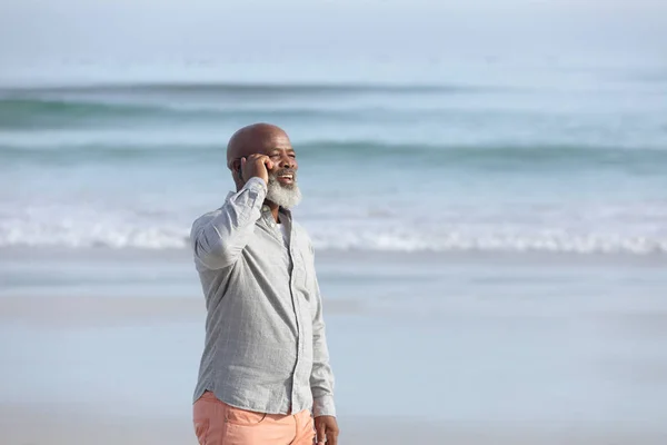 Вид Спереди Красивого Пожилого Афроамериканца Разговаривающего Мобильному Телефону Стоя Пляже — стоковое фото