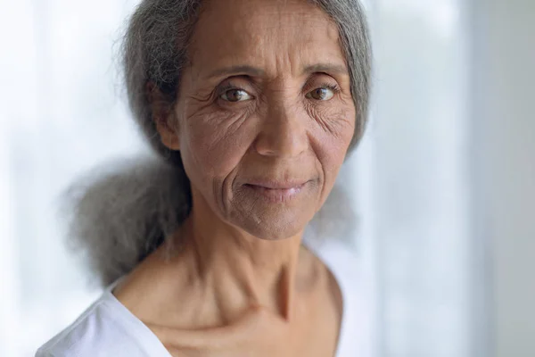 Retrato Reflexiva Mujer Raza Mixta Senior Pie Dentro Habitación Blanca — Foto de Stock