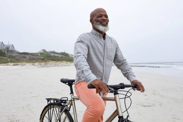 Frontansicht Eines Gut Aussehenden Afrikanisch Amerikanischen Seniors Mit Fahrrad Strand — Stockfoto