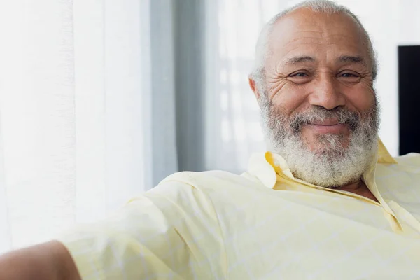 Retrato Cerca Del Hombre Raza Mixta Mayor Sonriendo Dentro Habitación —  Fotos de Stock