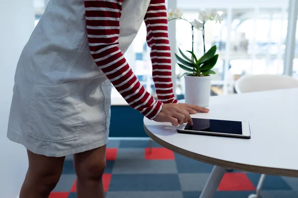 Seção Média Executiva Feminina Usando Tablet Digital Escritório — Fotografia de Stock