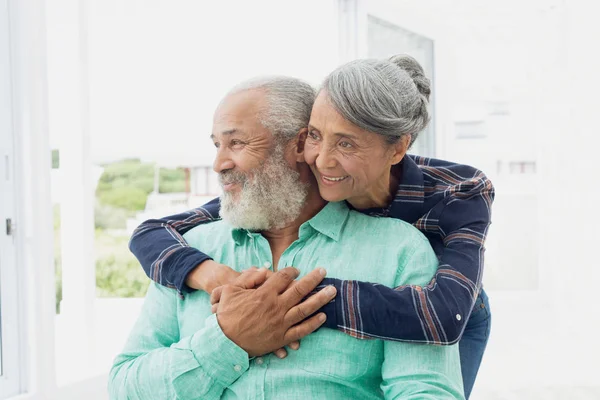 Sida Syn Afro Amerikanska Paret Leende Och Kramas Varandra Inne — Stockfoto