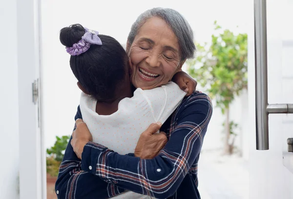 Vooraanzicht Van Grootmoeder Knuffelen Haar Kleindochter Authentiek Senior Gepensioneerd Levens — Stockfoto