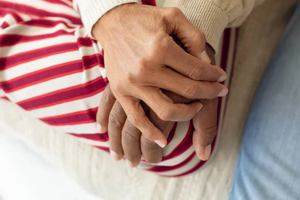 Närbild Happy Senior Diverse Par Händer Ovanpå Varandra Äkta Senior — Stockfoto