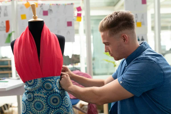 Zijaanzicht Van Jonge Kaukasische Mannelijke Mode Ontwerper Dressing Een Etalagepop — Stockfoto