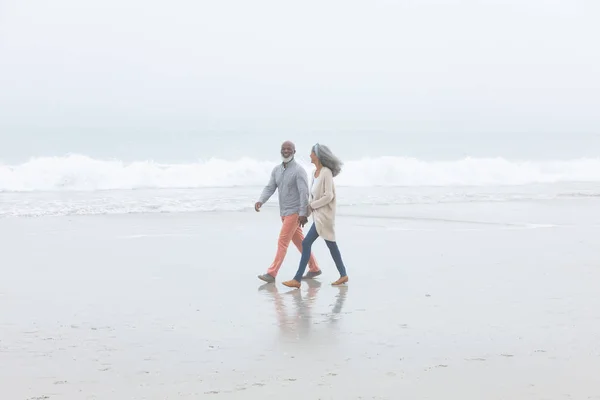 Sidovy Över Stilig Senior Afro Amerikansk Promenad Stranden Med Händerna — Stockfoto